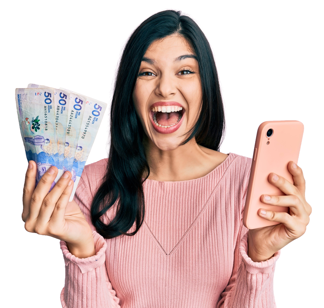 Cliente sonriendo con billetes colombianos en la mano